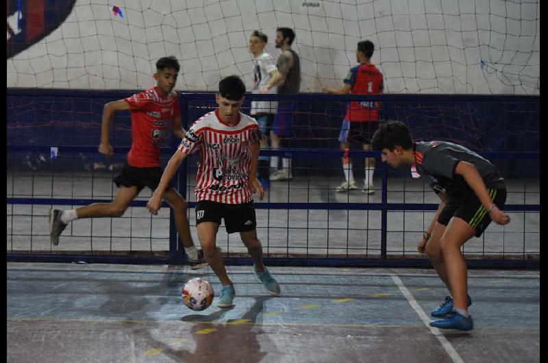Con el impulso de todo un barrio el Futsal llegoacute a Atleacutetico Llavallol