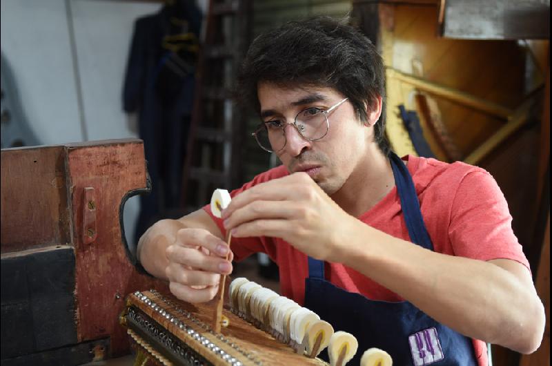 El oficio de reparar y afinar pianos en las manos de Gabriel Quintildea