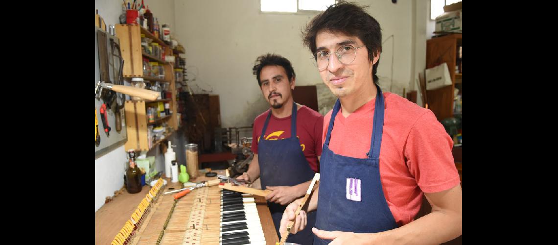 El oficio de reparar y afinar pianos en las manos de Gabriel Quintildea