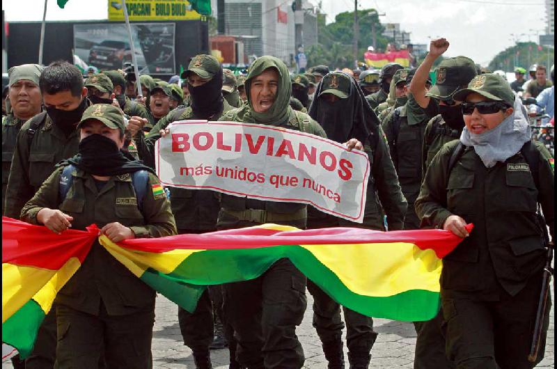 Motines policiales incrementan la tensioacuten en Bolivia