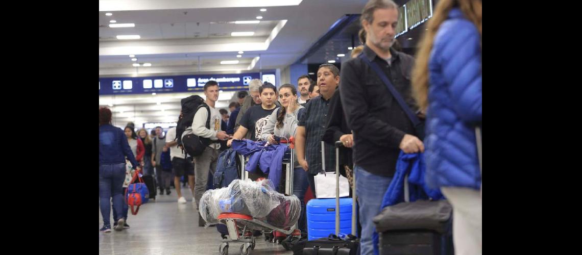 Maacutes de 53 vuelos cancelados y 6500 pasajeros demorados en Aeroparque y Ezeiza