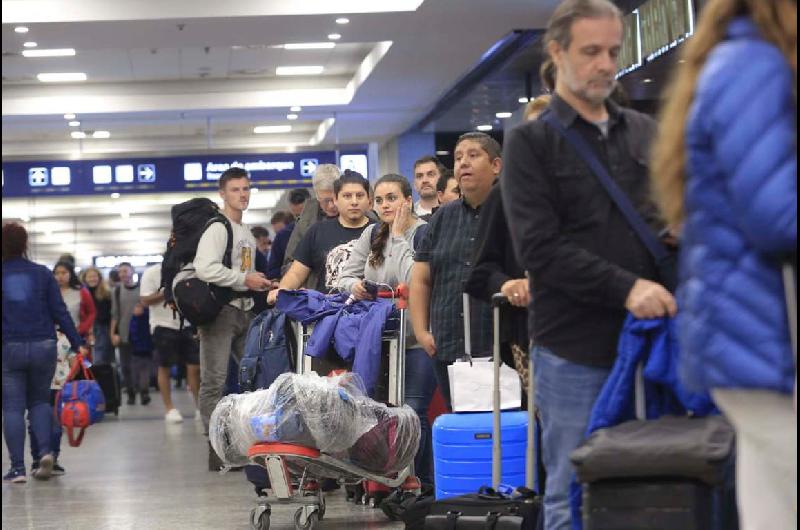 Maacutes de 53 vuelos cancelados y 6500 pasajeros demorados en Aeroparque y Ezeiza