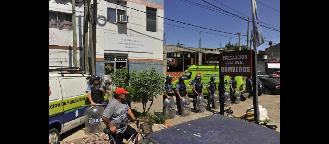 Este viernes familiares y amigos de los diez presos que murieron marcharon hasta el frente de la sede policial para reclamar justicia