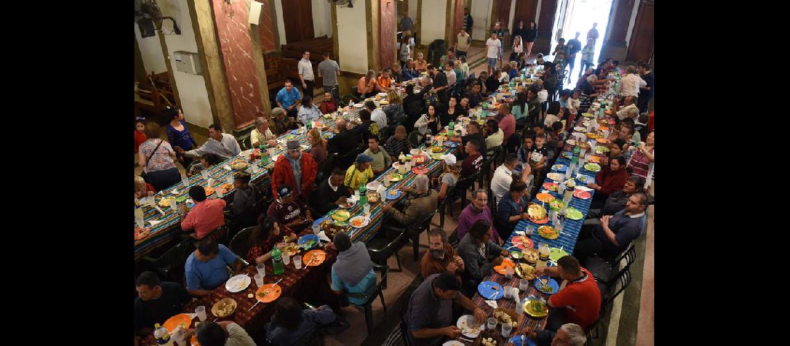 La Catedral de Lomas recibioacute a los maacutes necesitados con un almuerzo