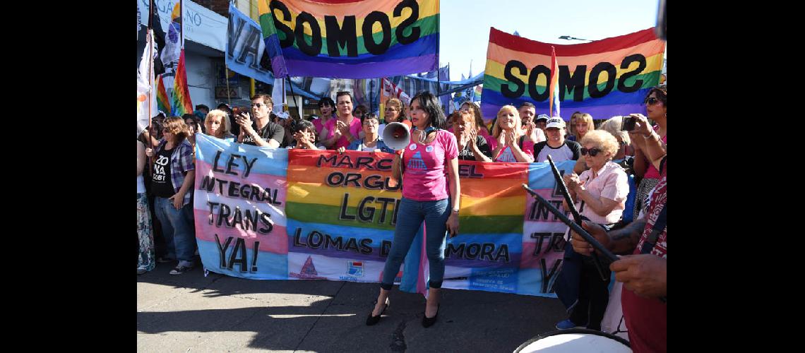 Una multitud participoacute de la primera Marcha del Orgullo en Lomas