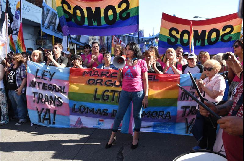 Una multitud participoacute de la primera Marcha del Orgullo en Lomas