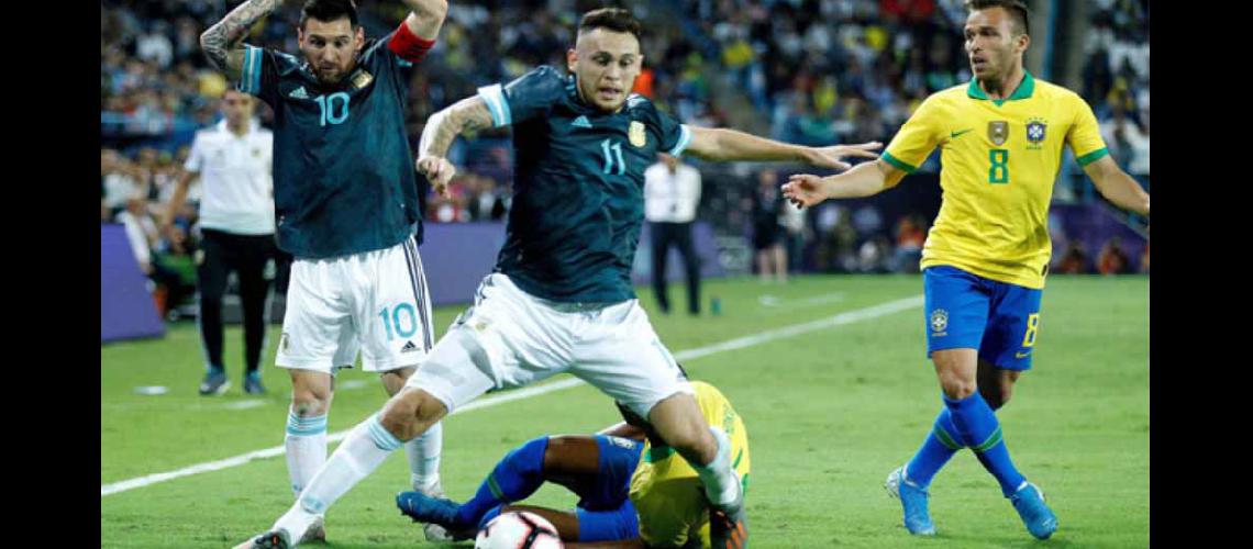 Lucas Ocampos se lesionoacute y no jugaraacute ante Uruguay
