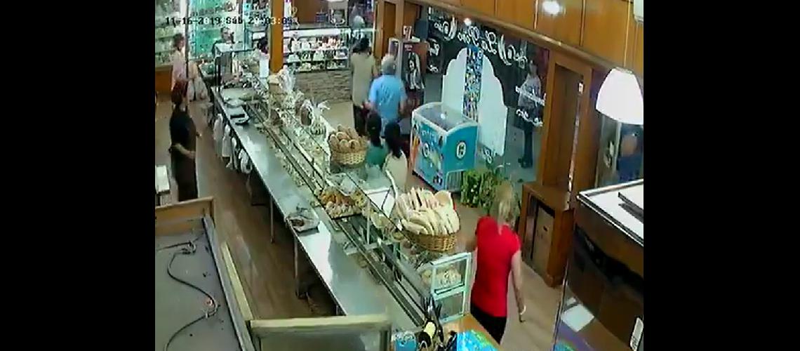 Buscan a un albantildeil que baleoacute a su ex dentro de una panaderiacutea en Budge