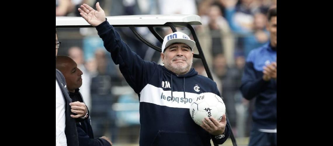 Maradona dejoacute de ser el teacutecnico de Gimnasia