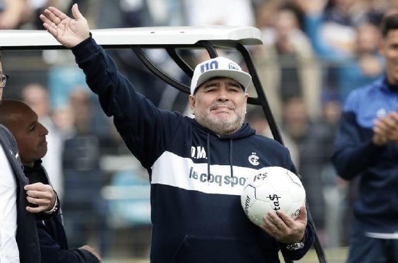 Maradona dejoacute de ser el teacutecnico de Gimnasia