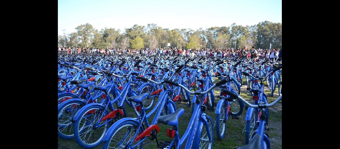 Continuacutea la entrega de bicicletas  a estudiantes de distintos barrios