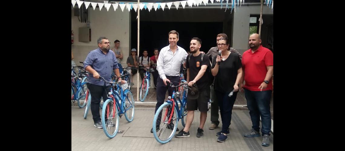 Continuacutea la entrega de bicicletas  a estudiantes de distintos barrios