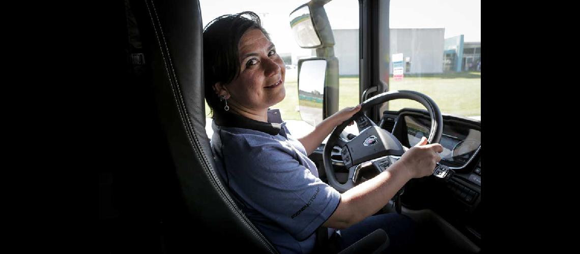 Emilia una  de las primeras egresadas como camionera profesional