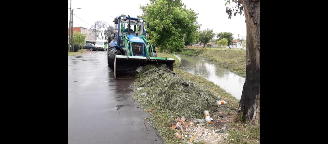 Intensifican las tareas de limpieza en los arroyos para evitar inundaciones