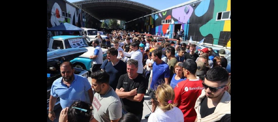 Una multitud en la expo de autos claacutesicos de Avellaneda