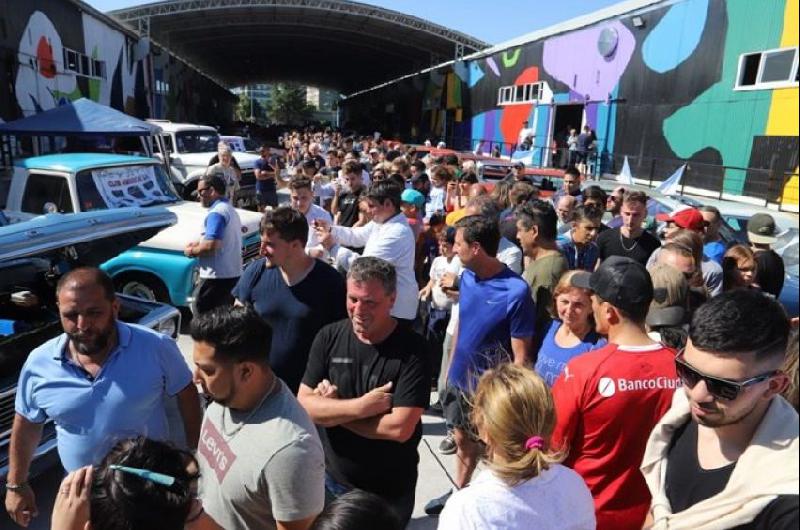 Una multitud en la expo de autos claacutesicos de Avellaneda