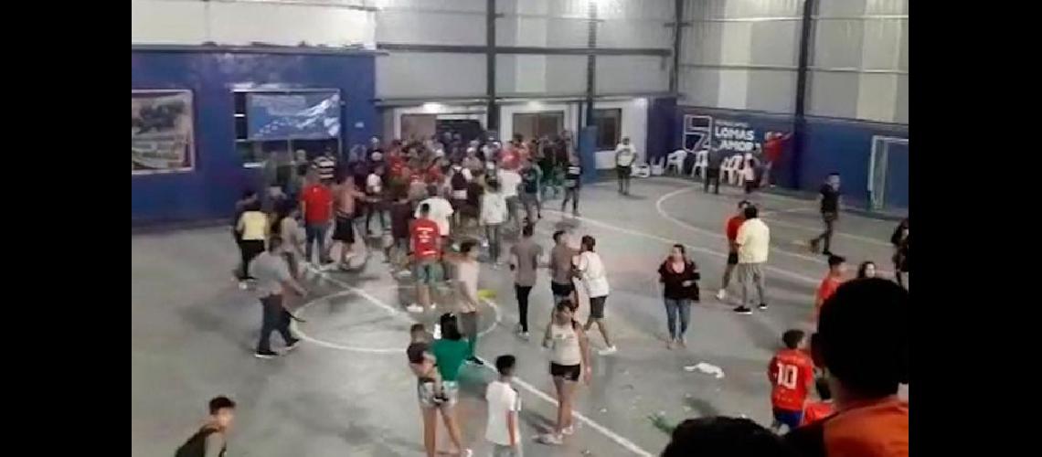 Un partido de fuacutetbol infantil terminoacute en una batalla campal