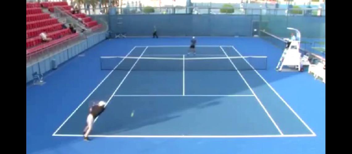 En los videos que se viralizaron se ve que el tenista apenas comprende como sacar y golpear la pelota