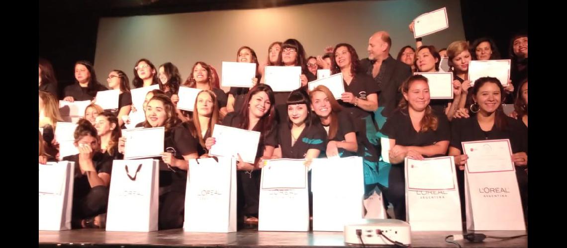 Brown- egresaron maacutes de 40 mujeres de la escuela social de peluqueriacutea