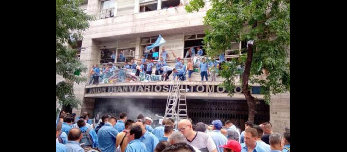 Esta conduccioacuten quotnunca se acercoacute a los trabajadoresquot dijeron desde la oposicioacuten 