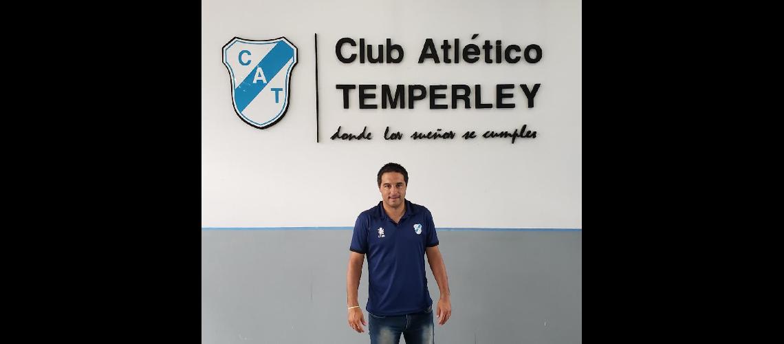 defendiendo la camiseta de Temperley Quintildeoacutenez disputoacute 139 encuentros y marcoacute 16 goles