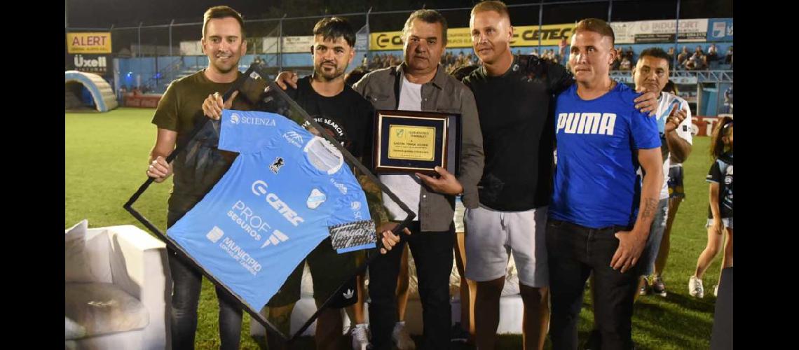 Temperley- Gastoacuten Aguirre se acerca a las Inferiores