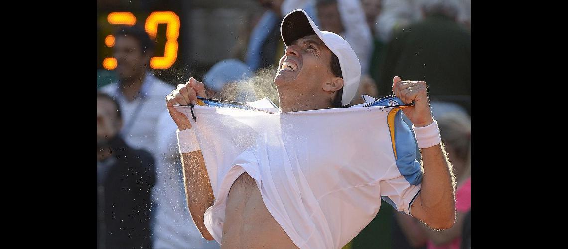 La rotura de camiseta un claacutesico festejo del tenista argentino