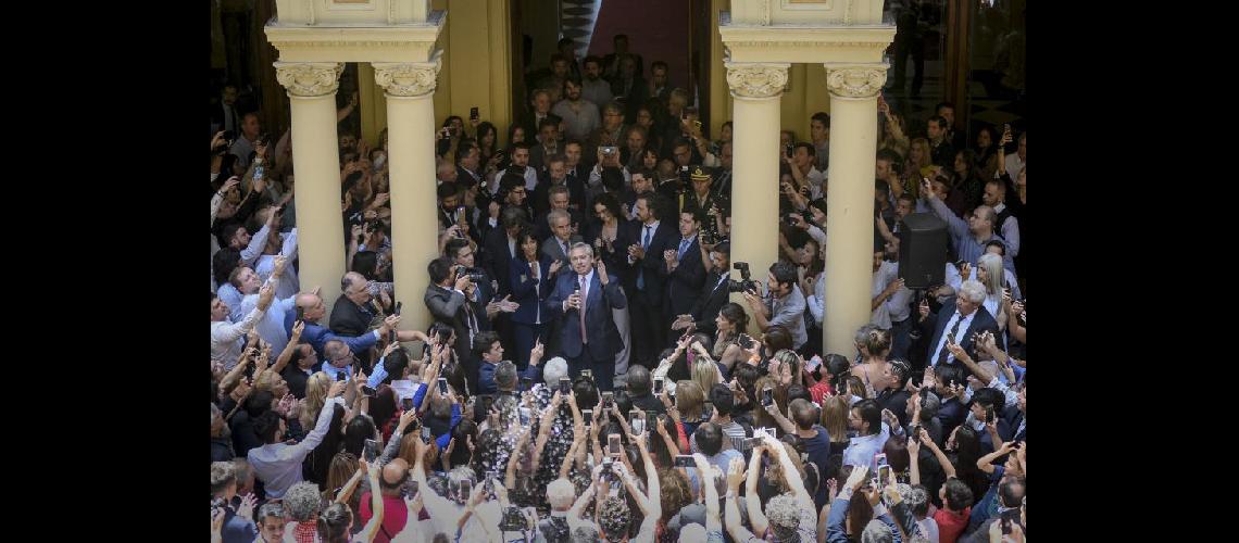 Alberto Fernaacutendez confirmoacute que una misioacuten del FMI visitaraacute el paiacutes