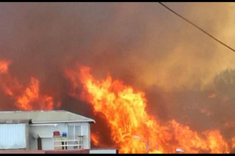 El fuego destruyoacute maacutes de cien viviendas