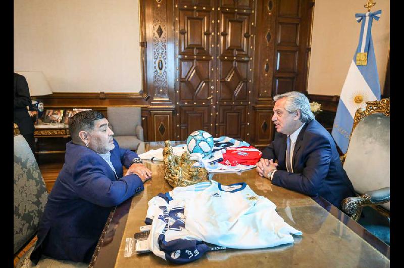 Alberto Fernaacutendez recibioacute a Maradona en la Casa Rosada