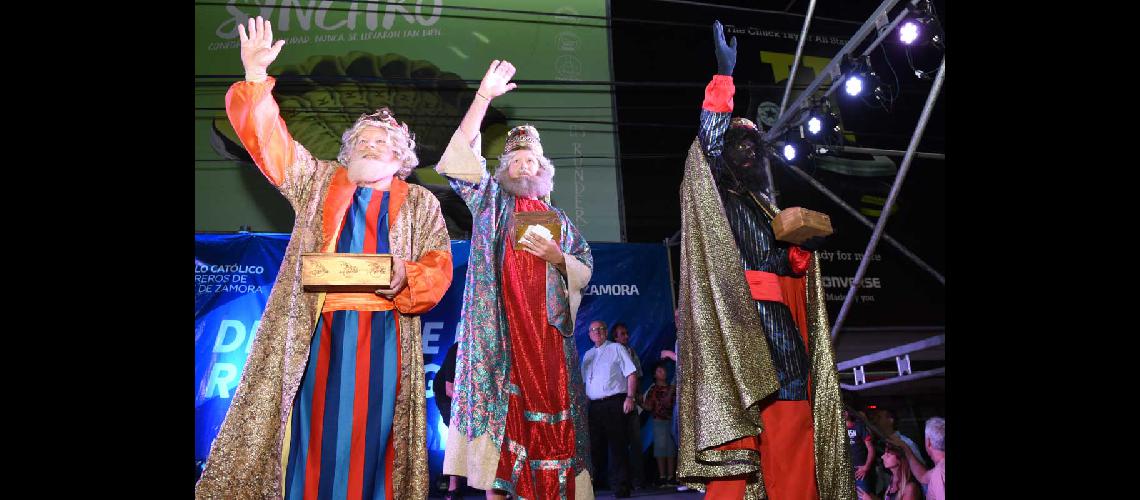 Los Reyes Magos se alistan para el gran desfile por las calles de Lomas