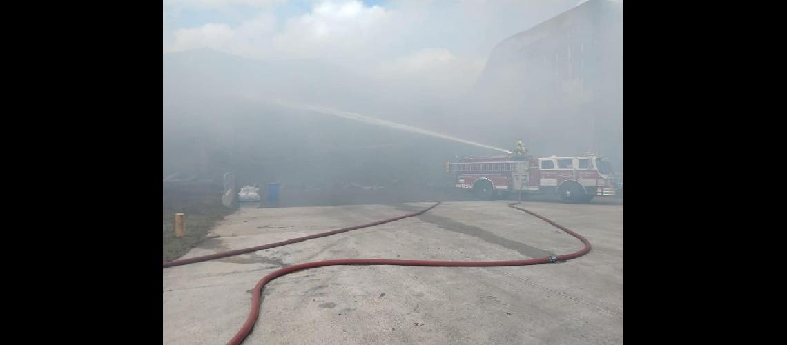 Los bomberos de Lomas ayudaron a combatir un voraz incendio en un frigoriacutefico de General Las Heras