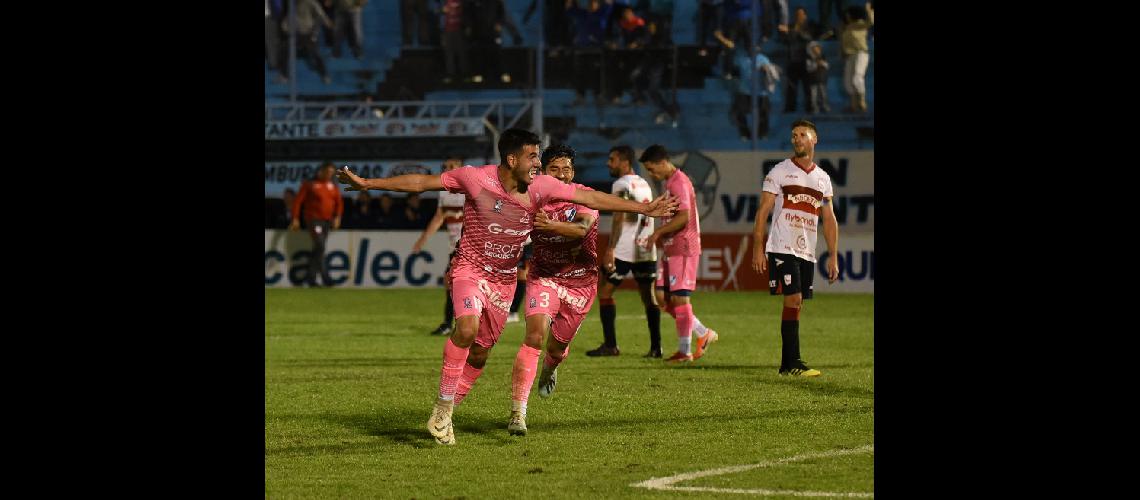 Con una racha de triunfos Temperley se acomodoacute en la pelea por el ascenso