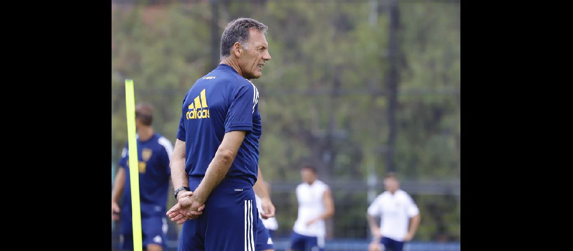 Russo y Riquelme seraacuten los encargados de decidir si Tevez sigue en Boca