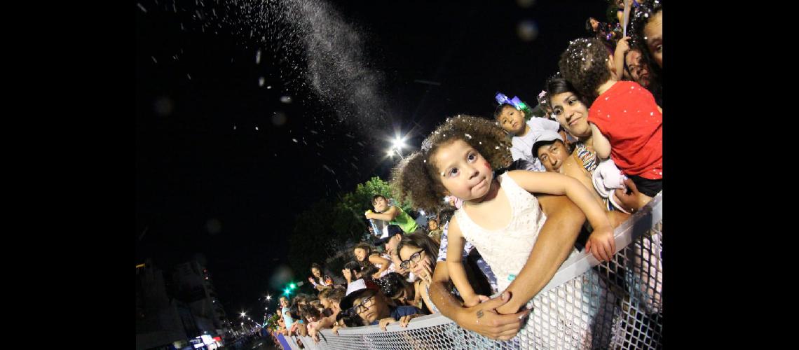 Miles de vecinos disfrutaron del desfile de los Reyes en una noche maacutegica