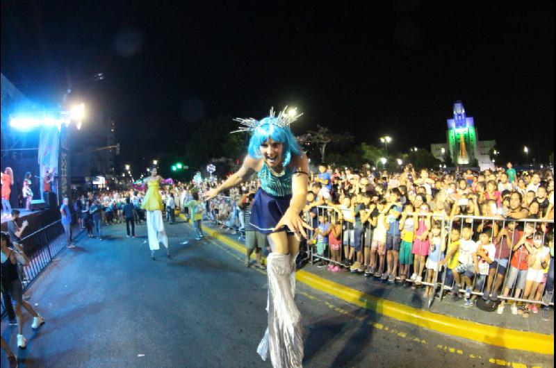 Miles de vecinos disfrutaron del desfile de los Reyes en una noche maacutegica