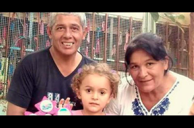la familia fue asesinada a puntildealadas 
