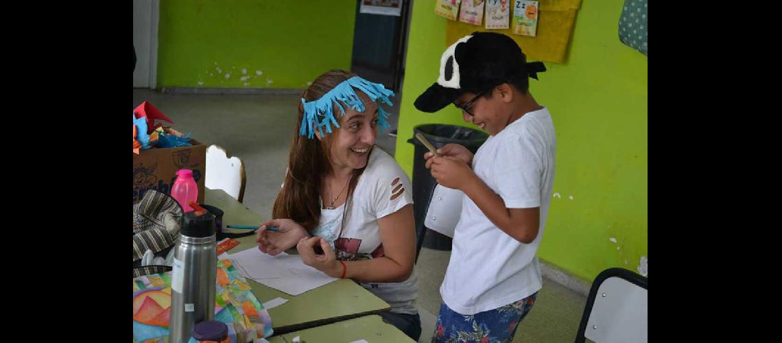 Nintildeos y joacutevenes participan de actividades recreativas en las escuelas de los barrios