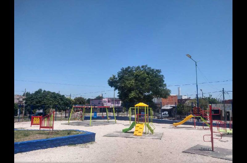 Remodelaron la Plaza Santa Marta con nuevos juegos y forestacioacuten