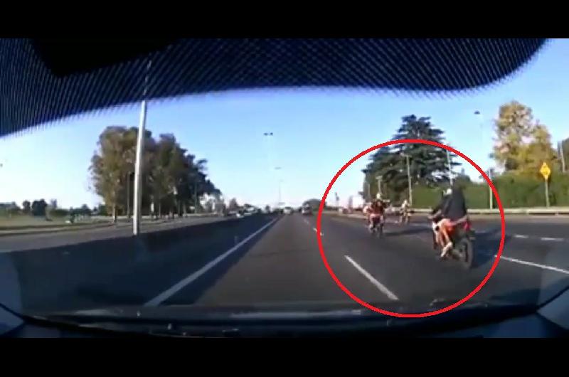 A toda velocidad motochorros le robaron a un motociclista en la autopista Riccheri