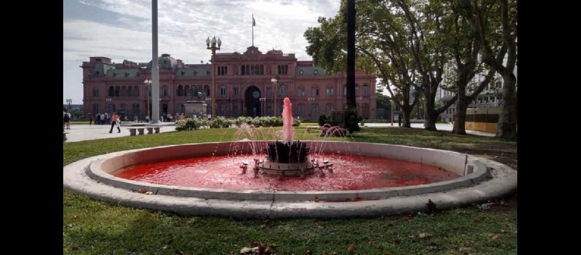 Plaza de Mayo- tintildeeron de rojo el agua de las fuentes por Nisman