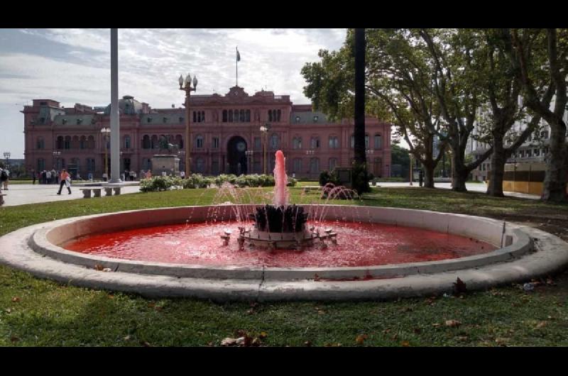 Plaza de Mayo- tintildeeron de rojo el agua de las fuentes por Nisman
