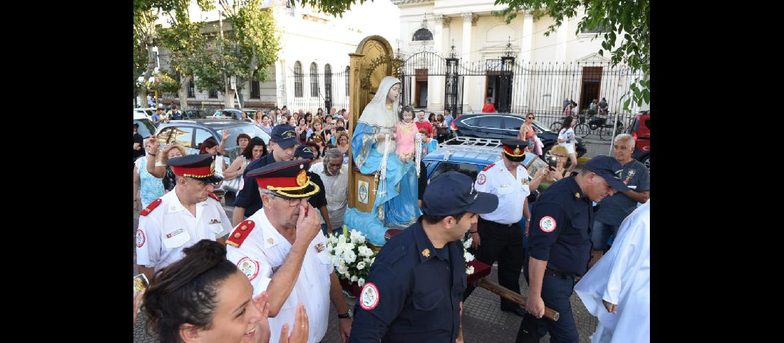 Cientos de vecinos y fieles celebraron la fiesta patronal de Lomas
