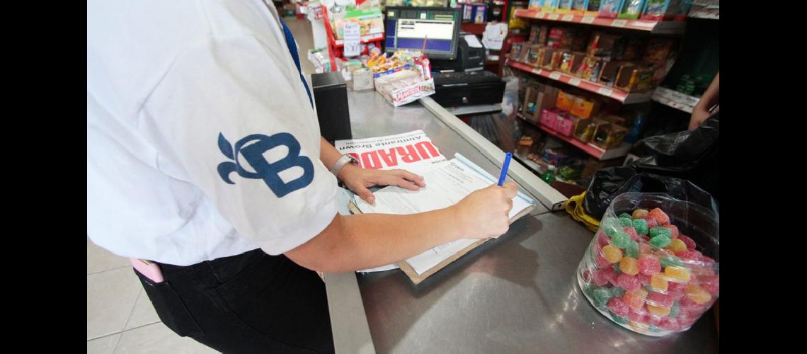 Clausuraron un supermercado por intentar cobrar un recargo a las compras con la tarjeta alimentaria