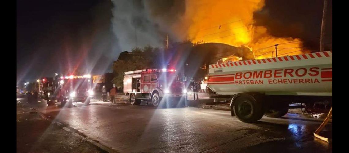 Impresionante incendio en una planta quiacutemica de Esteban Echeverriacutea