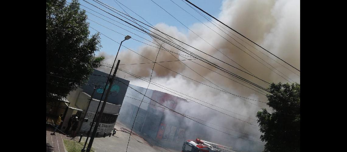 El humo se extiende sobre Colombres entre Olazaacutebal y Aacutelvarez Thomas