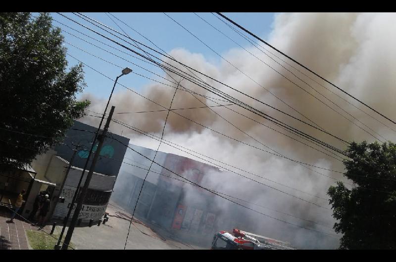 El humo se extiende sobre Colombres entre Olazaacutebal y Aacutelvarez Thomas