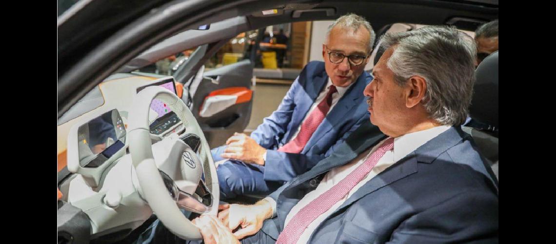 Alberto realizoacute un recorrido por la sede tecnoloacutegica de la empresa automotriz