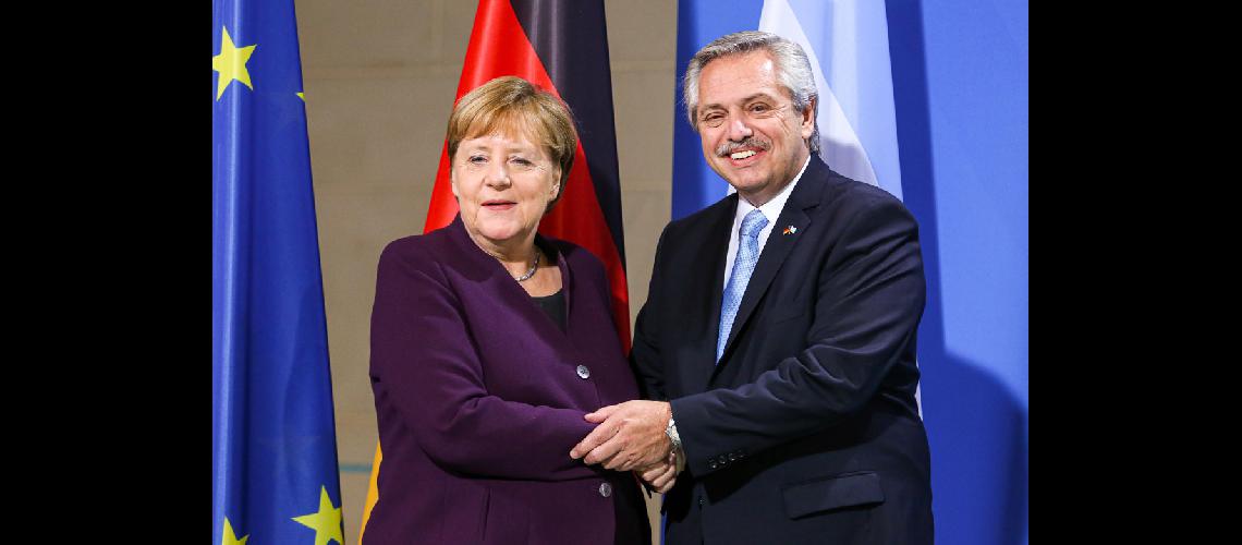 Alberto Fernaacutendez consiguioacute el apoyo de Angela Merkel en la renegociacioacuten con el FMI