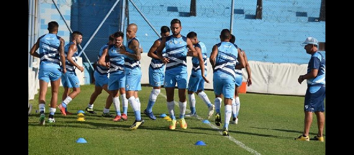 Temperley vuelve al ruedo para afianzarse en la cima